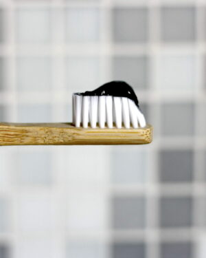 natuurlijke tandpasta en tandenborstel