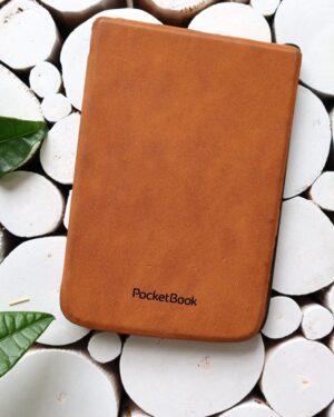 Duurzaam lezen e-reader: Pocketbook e-reader met congnac leren hoesje op een witte ondergrond met enkele groene bladeren