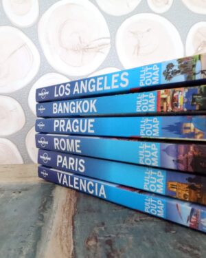 e-book lonely planet: stapeltje papieren Lonely Planet reisgidsen