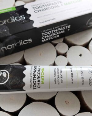 organische tandpasta houtskool: tube tandpasta met daarnaast het doosje