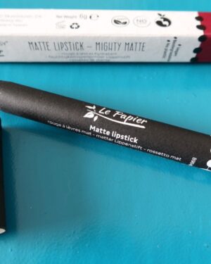 Zero Waste lippenstift: doosje met daarnaast de lippenstif met de dop eraf