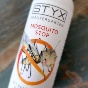 Duurzame muggenspray STYX: detail flesje muggenspray