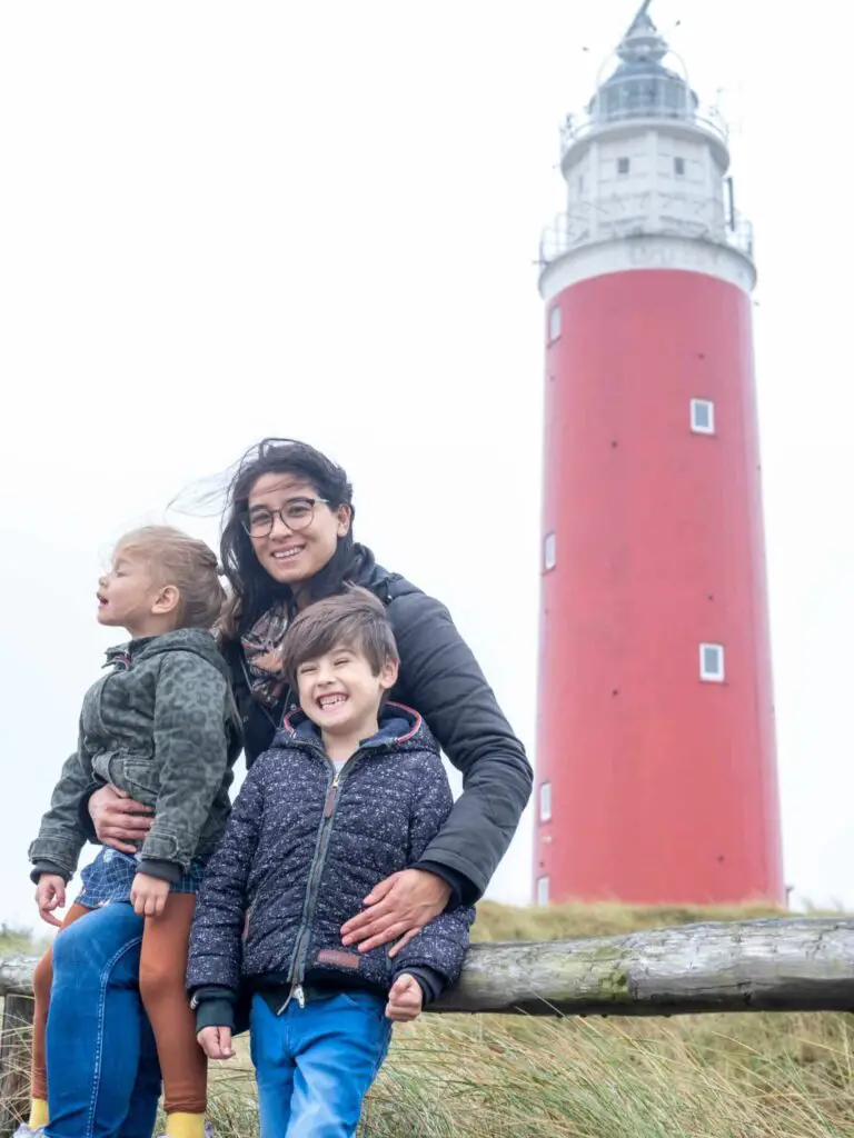 Duurzamer reizen Mirjam Hart reistips : Mirjam met haar kinderen bij een vuurtoren