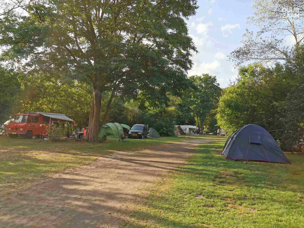 Duurzaam kamperen: klein kampeerterrein met wat tenten