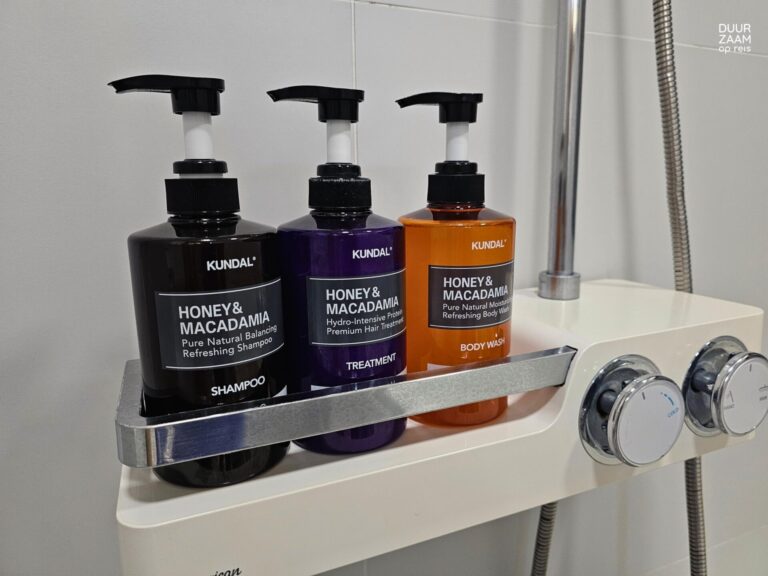 plastic shampoo accommodaties: toiletartikelen in hotel douche