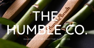 duurzaam op reis met the humble co. : close up van Humble Brush tandenborstels en stukjes bamboe